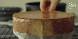 蛋糕糊倒入模具